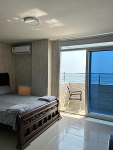 卡塔赫纳A un paso del mar 2的一间卧室配有一张床,享有海景