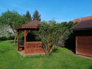 弗罗茨瓦夫Willa Malbork的庭院内带长凳的木制凉亭