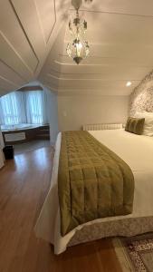 坎波斯杜若尔当卡巴罗酒店及水疗中心的一间卧室配有一张大床和一个吊灯。
