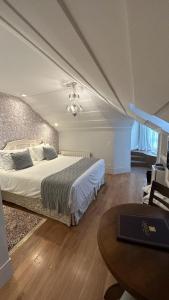 坎波斯杜若尔当卡巴罗酒店及水疗中心的一间卧室配有一张大床和一张桌子