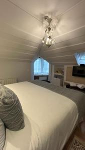 坎波斯杜若尔当卡巴罗酒店及水疗中心的卧室设有一张白色大床和天花板