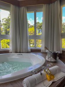 坎波斯杜若尔当卡巴罗酒店及水疗中心的带浴缸的浴室,带窗户