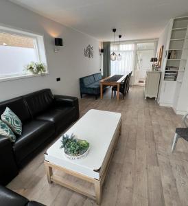 德科赫Duinzee Texel的客厅配有沙发和桌子