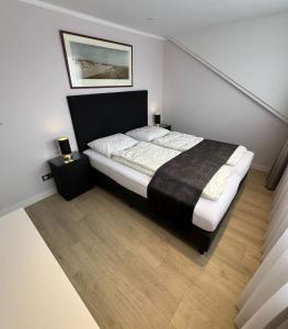 德科赫Duinzee Texel的一间卧室设有一张大床和两个床头柜