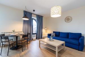 阿维莱斯INSIDEHOME Ciudad de Avilés的客厅配有蓝色的沙发和桌子