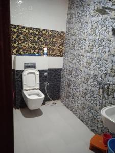 勒克瑙Ishita villa的一间带卫生间和水槽的浴室