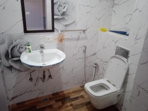 勒克瑙Ishita villa的浴室配有白色卫生间和盥洗盆。