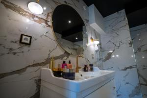 索恩河畔自由城Appartement d'exception avec Jacuzzi的一间带水槽和镜子的浴室