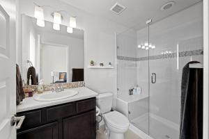 布鲁姆菲尔德Uptown Avenue - Broomfield的浴室配有卫生间、盥洗盆和淋浴。