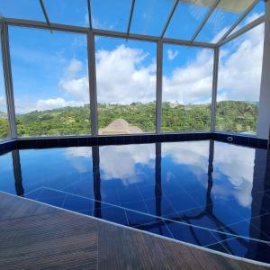 坎波斯杜若尔当Pousada Kaliman Premium的享有天空美景的游泳池