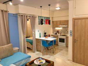 比雷埃夫斯Piraeus Blue Grand Suite di Giorgio 10 mins from the port.的一间小公寓,设有厨房和客厅