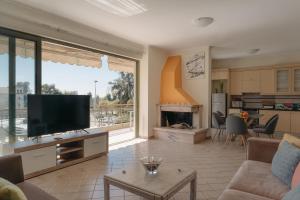帕特雷Nefeli City Apartments的客厅配有平面电视和壁炉。