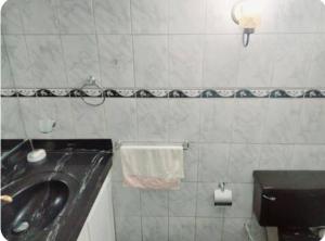 利马Hermosa Casa en el Polo的一间带水槽和卫生间的浴室
