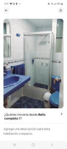 利马Hermosa Casa en el Polo的带淋浴和蓝色卫生间的浴室