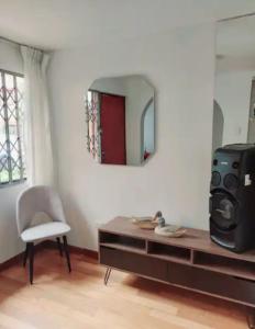 利马Hermosa Casa en el Polo的客厅配有桌子和镜子