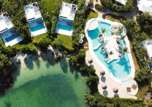 DikoniY Residential Luxury Villas的享有度假村游泳池的顶部景致