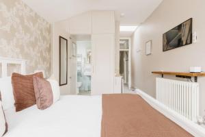伦敦Luxury King-bed Ensuite With Tranquil Garden Views的白色的卧室设有一张大床和一间浴室。