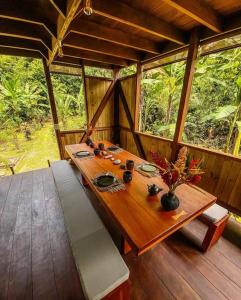 努基Casa Prana, Termales, Nuqui的小屋内的一个木桌