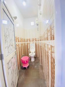 印多尔Seven star的浴室配有卫生间和粉红色浴缸。