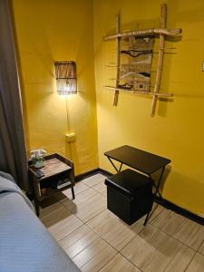 莫利纳Hostal Pucara Molina的配有床、桌子和灯的房间