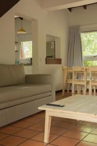卡里罗Baden Baden Carilo的客厅配有沙发和桌子