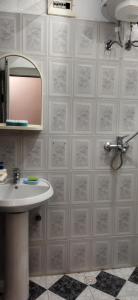 波格拉德茨New Apartament的一间带水槽和镜子的浴室