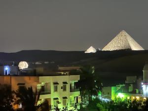 开罗Pyramids Era View的夜晚从城市欣赏金字塔的景色