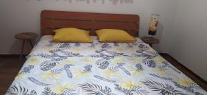 蒂瓦特Apartment Kjara的床上有两张黄色枕头