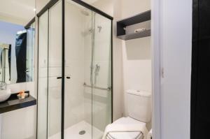 圣保罗BHomy Brooklin - 300m estacão da Brooklin BUR101的一间带卫生间和玻璃淋浴间的浴室