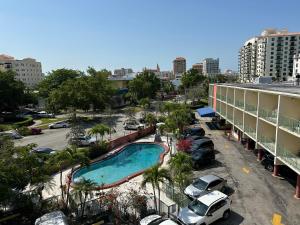 迈阿密布罗城堡酒店的游泳池位于酒店旁边的停车场