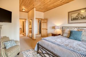 蓝岭The Grandview Lodge的一间卧室配有一张床、一台电视和一把椅子