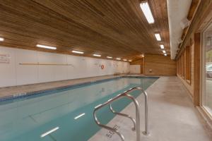 托菲诺Ocean Village Resort的健身房内的大型游泳池