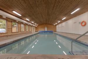 托菲诺Ocean Village Resort的一个带木制天花板的大型游泳池