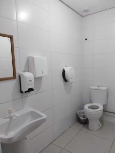 阿雷格里港Aloha Hostel&CoWorking - Prox Aeroporto e Consulado的白色的浴室设有卫生间和水槽。