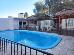 圣拉斐尔Colorina Complejo Residencial II的一个带凉亭的大型蓝色游泳池