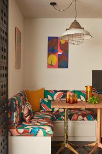 雷岛林滩Maisons 322 - La Flamboyante的客厅配有沙发和桌子