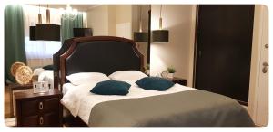 塔古玖Elania Residence的一间卧室配有一张带蓝色枕头的大床