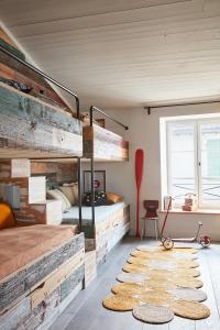雷岛林滩Maisons 322 - La Flamboyante的一间卧室配有两张双层床和地毯。