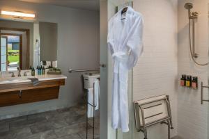 瓦拉瓦拉Eritage Resort的浴室墙上挂着白色长袍