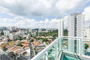 圣保罗BHomy Pinheiros No melhor do bairro CA64的从大楼的阳台上可欣赏到城市景观