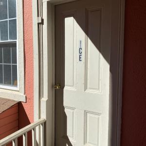 斯普林莱克The Ocean House的白色的门,上面写着自我的字眼