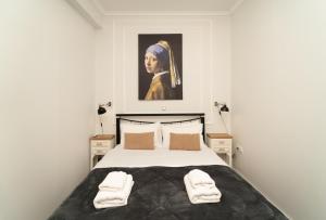 皮洛斯villa Chris的一间卧室配有一张带两条白色毛巾的床