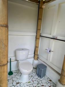 帕洛米诺La Cometa - Palomino的一间带卫生间和垃圾桶的浴室