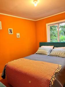 奥索尔诺the house of flowers的一间卧室设有橙色墙壁和床