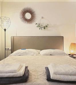 阿特米达Liakada Guest House的一间卧室配有一张大床和两条毛巾