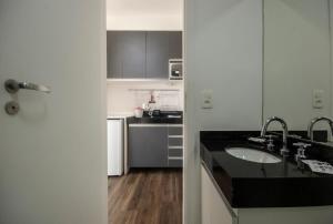 圣保罗BHomy Perdizes Vista do Allianz Parque TS808的厨房配有水槽和台面