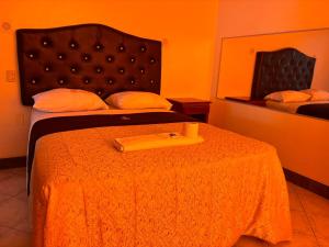 利马Hospedaje San Blas的酒店客房,配有一张黄色床罩床