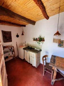 蒂尔卡拉La Calabaza Cabaña的厨房设有桌子和木制天花板