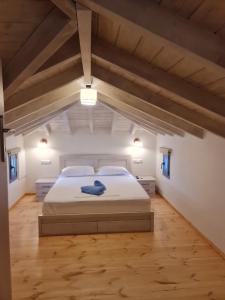 艾拉方索斯Maria’s family house’s的铺有木地板的客房设有一间带大床的卧室