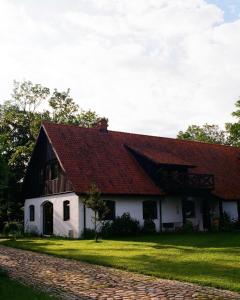 吉日茨科Poganty - Jałownik的田野上红色屋顶的白色房子